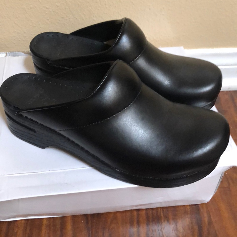 Shoes/ open back clogs